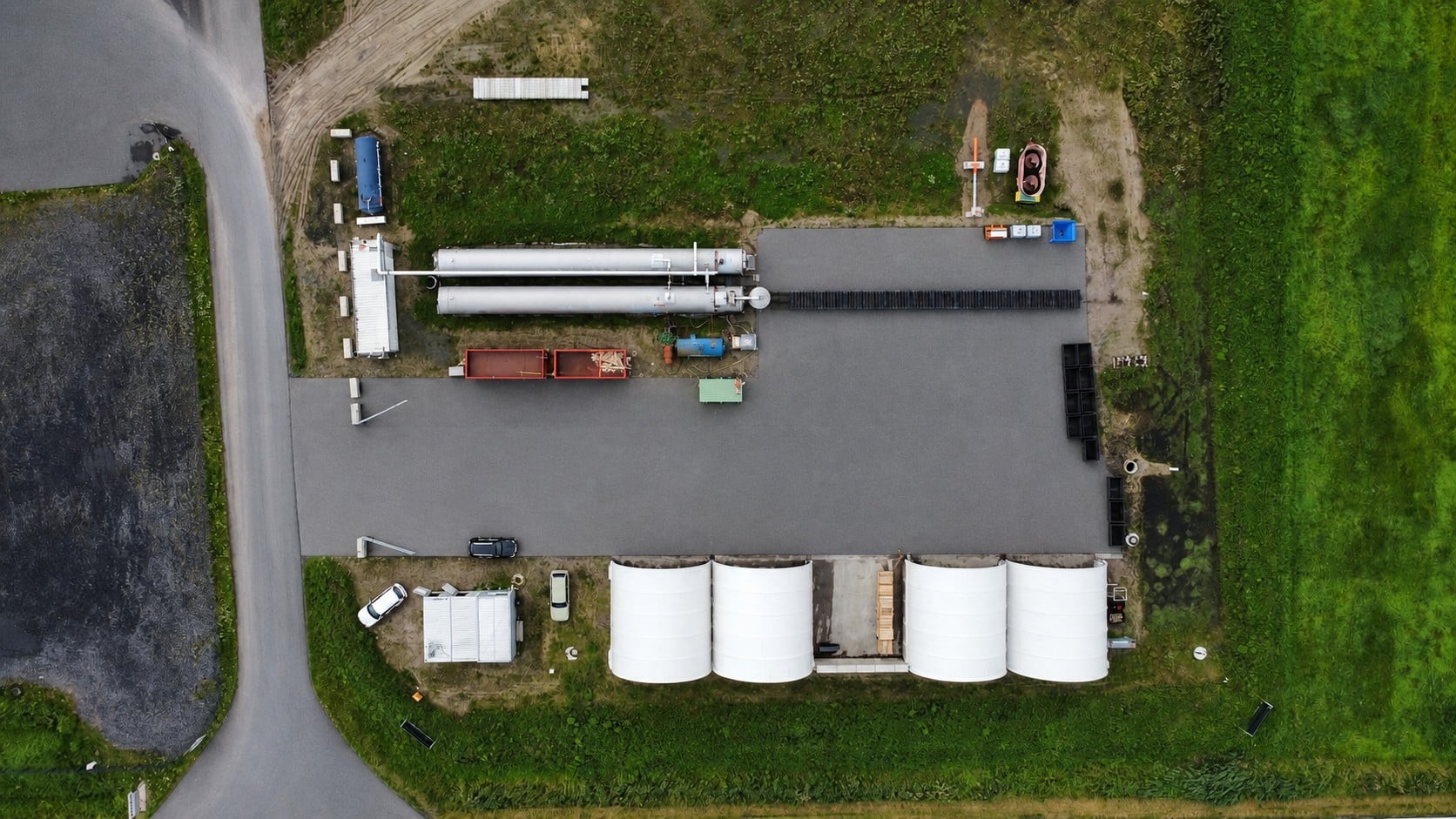 Biokohle-Granulat in Nahaufnahme — schwarze, poröse Partikel